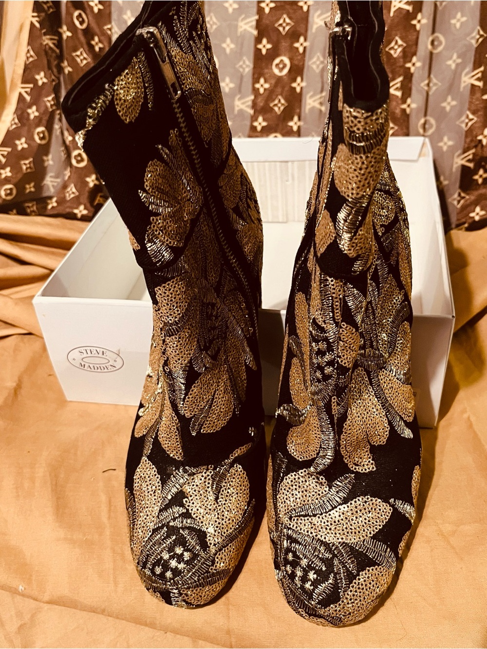Steve Madden Black Platform Heels with Gold Sequin Floral 🧵 Gold
